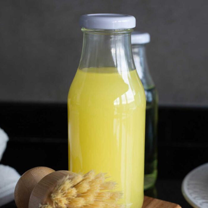 Detergente concentrado con fragancia de limón para lavado manual de vajilla